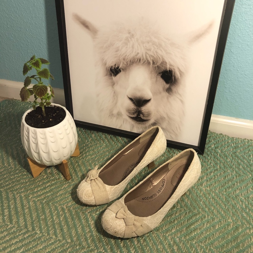 Low heeled shoes